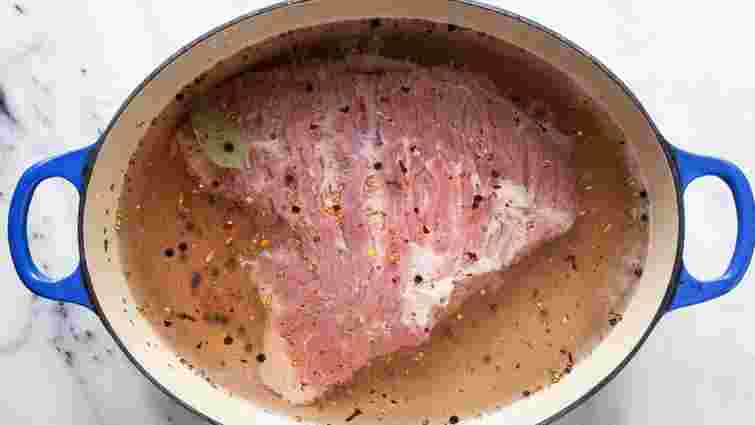 Холодна чи гаряча: у яку воду потрібно класти мʼясо для варіння