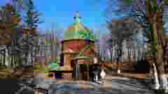 Церква на місці замку і капличка у стовбурі дуба