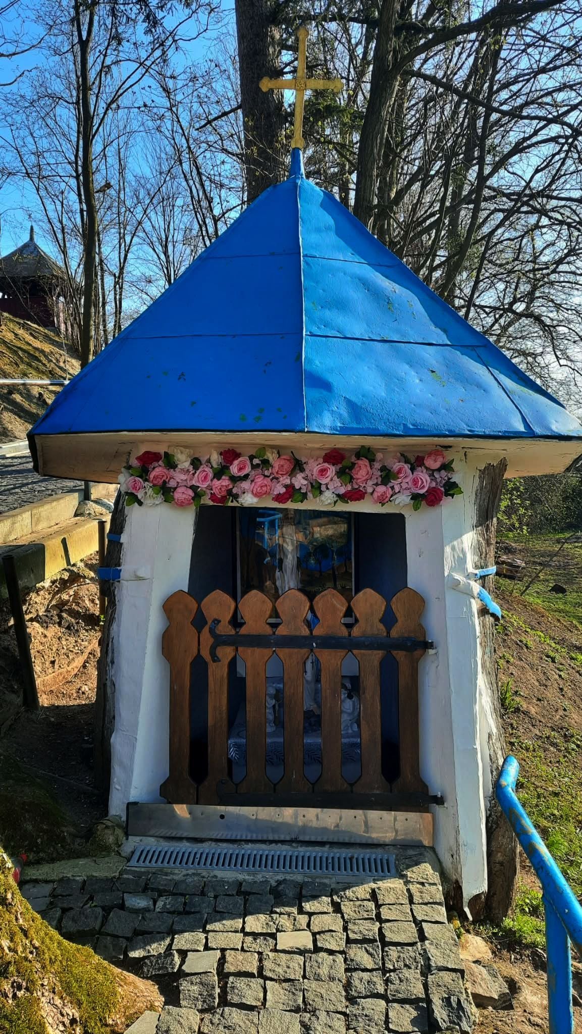 Капличка в стовбурі дуба