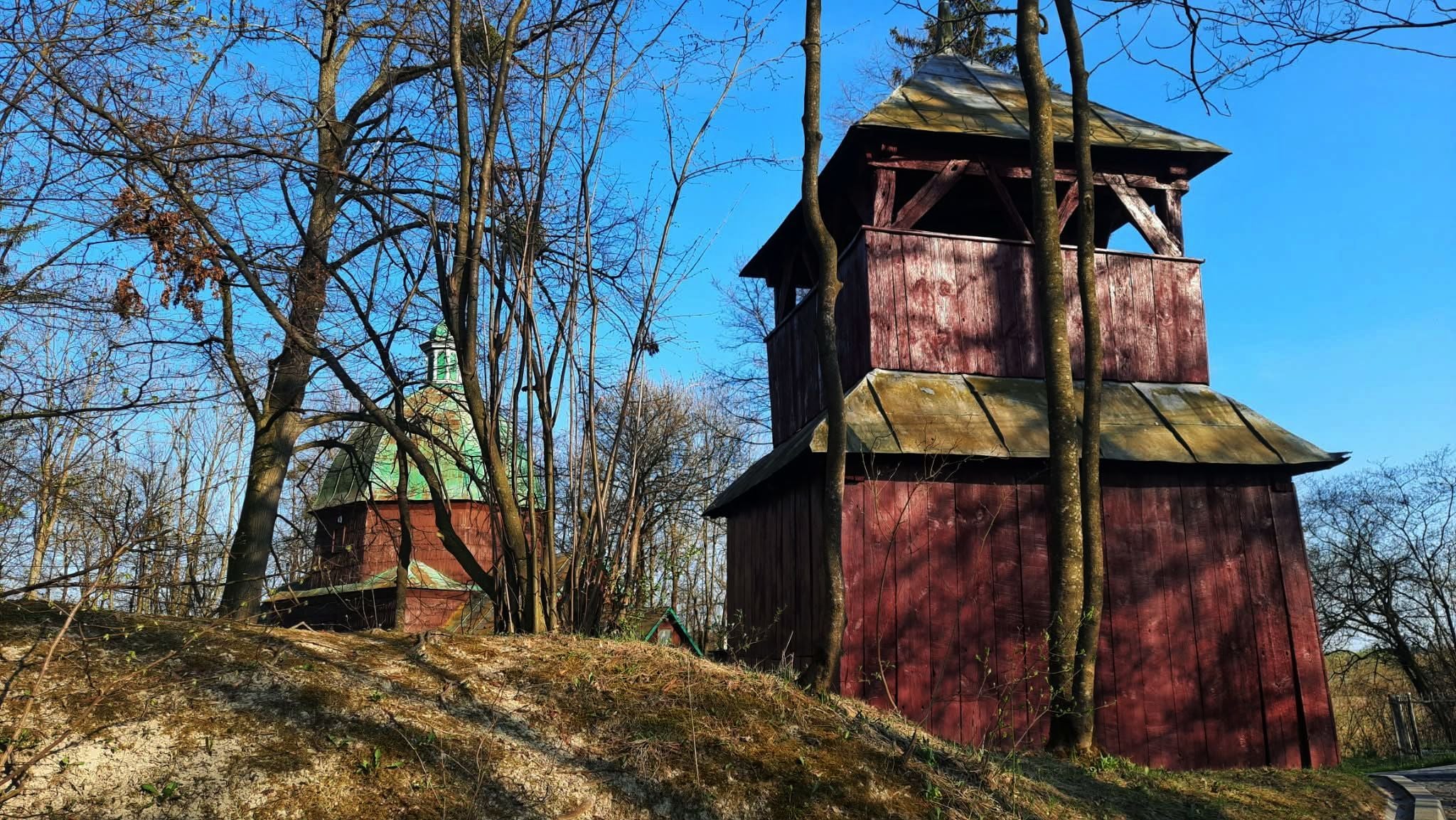 Дзвіниця стоїть на вершині валу