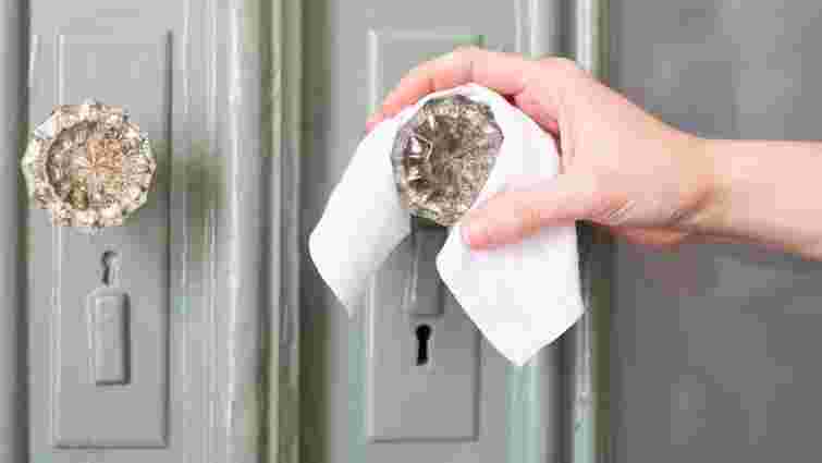 Пошкодите безповоротно: що не можна протирати дезінфікуючими серветками