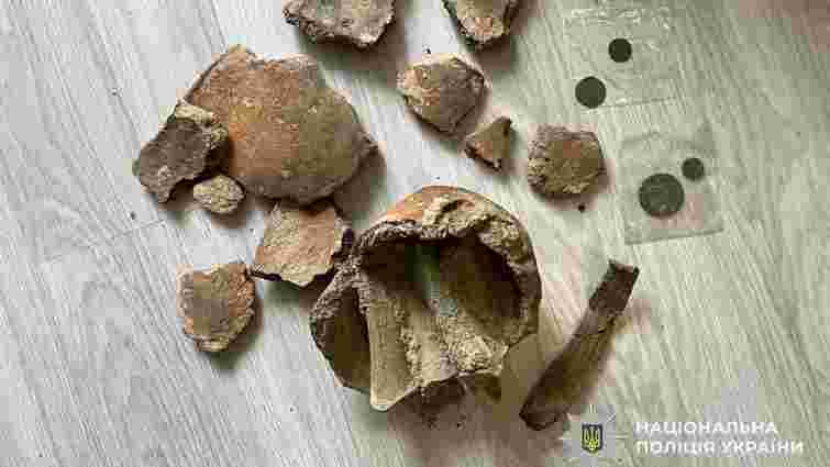 Суд оштрафував чорного археолога, який викопав біля Ужгорода бронзові сокири кельтів