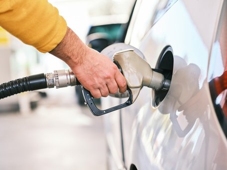 На українських АЗС продовжує дешевшати пальне