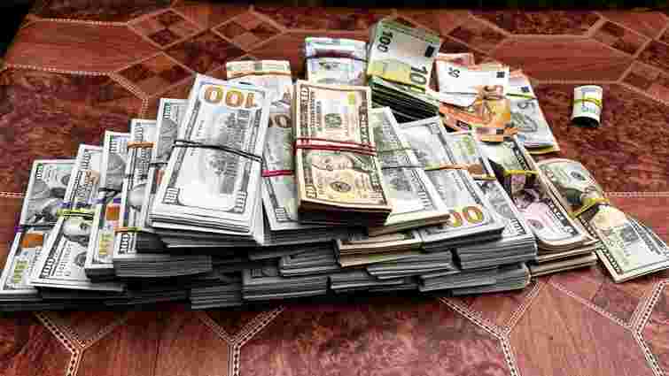 Під час обшуків у голови ВЛК на Закарпатті вилучили 11 млн грн 