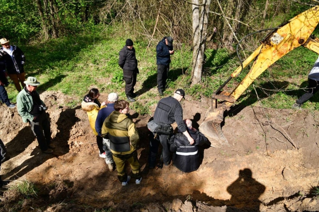 Братську могилу виявили у селі Воля Островецька (фото Інституту національної памʼяті Польщі)