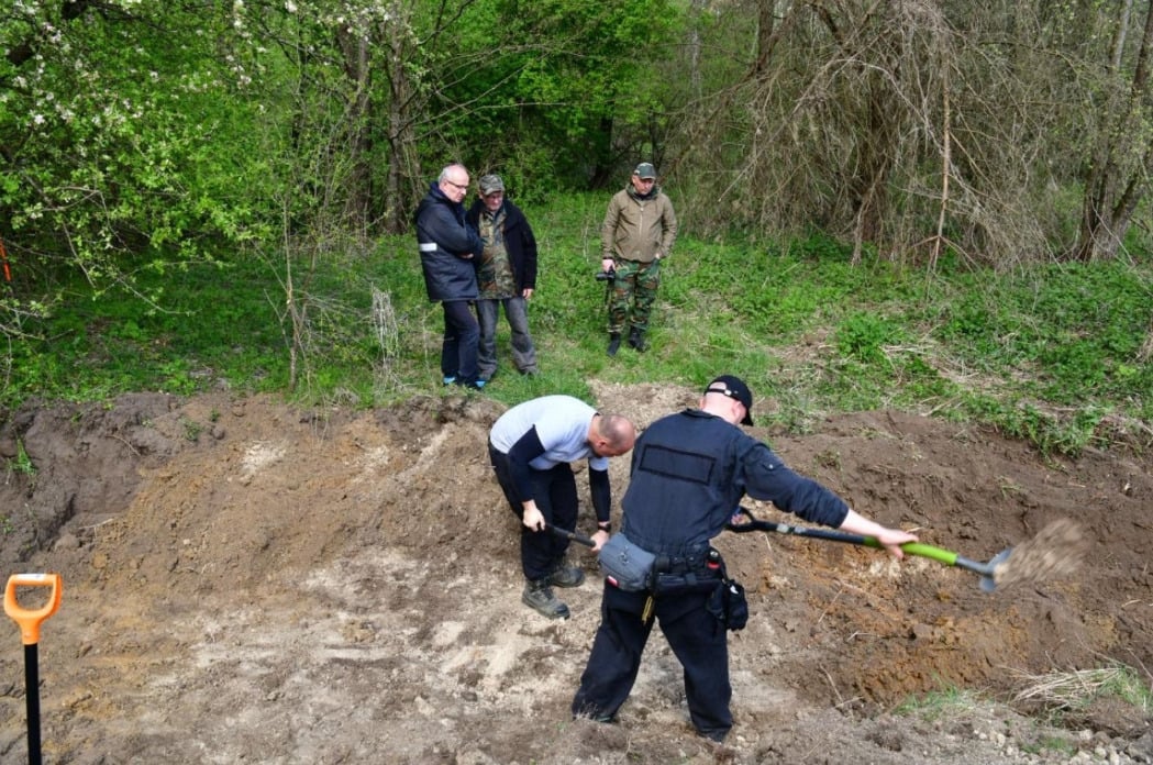Братську могилу виявили у селі Воля Островецька (фото Інституту національної памʼяті Польщі)