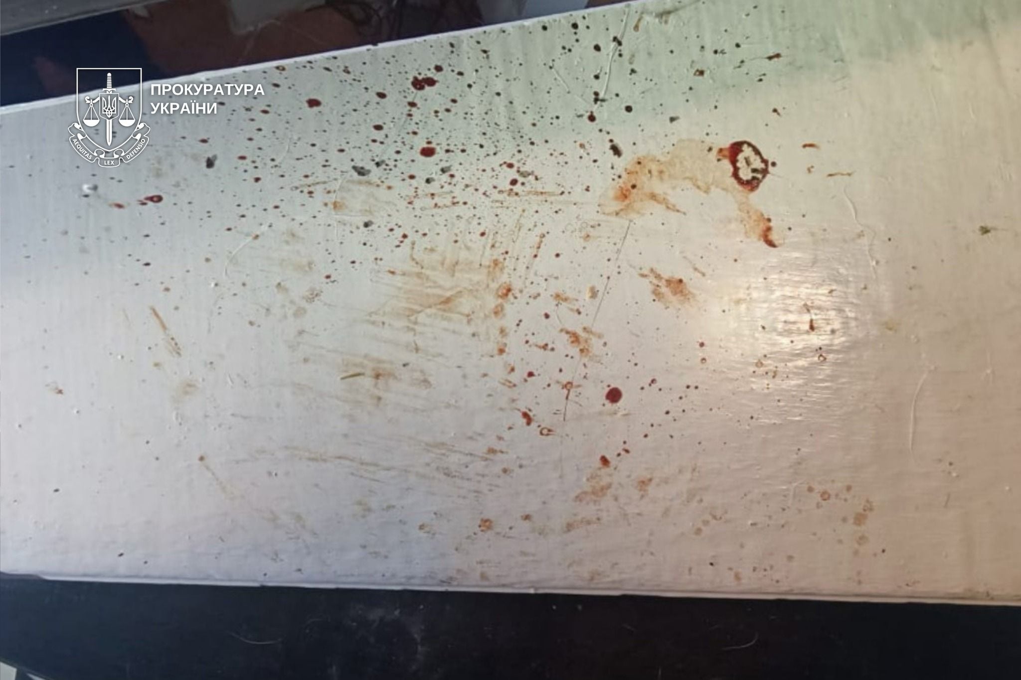 На стелі квартири виявили сліди крові. Фото прокуратури