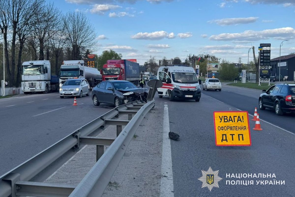 Водійка Hyndai вʼїхала у відбійник на трасі біля Львова і загинула