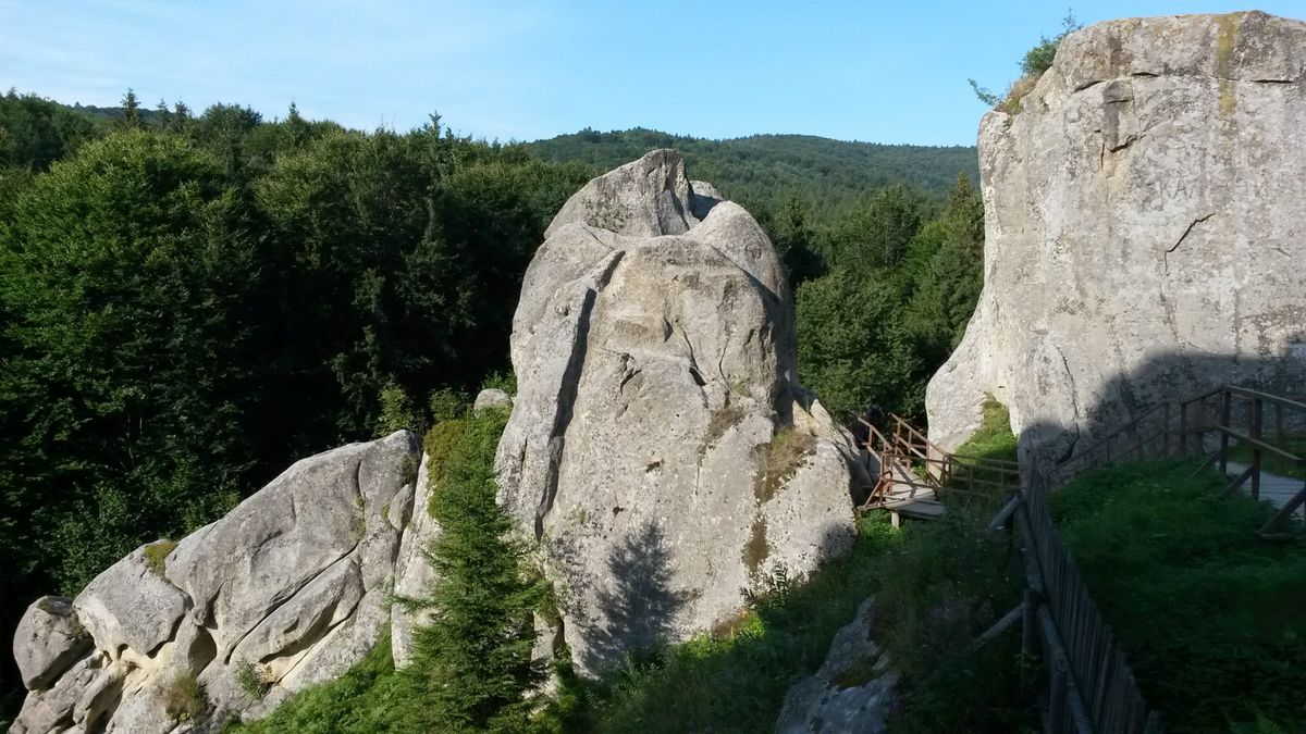У заповіднику «Тустань»  на Львівщині створили віртуальний тур скелями