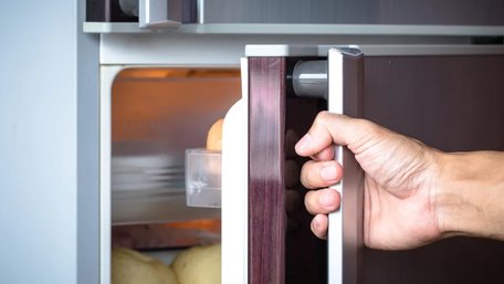 Зручно, але нестабільно: які продукти не можна класти на дверцята холодильника