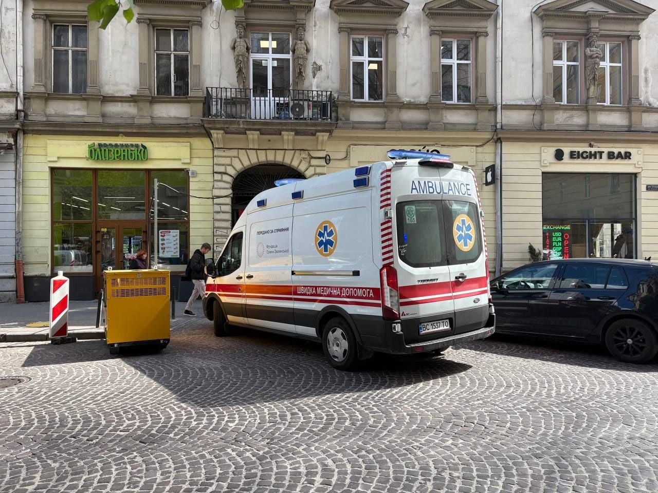 До суду приїхала швидка допомога. Фото ZAXID.NET