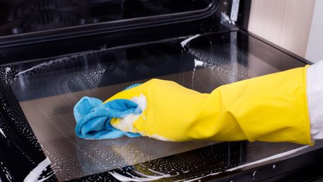 Вам знадобиться лимон: як почистити духовку без хімії