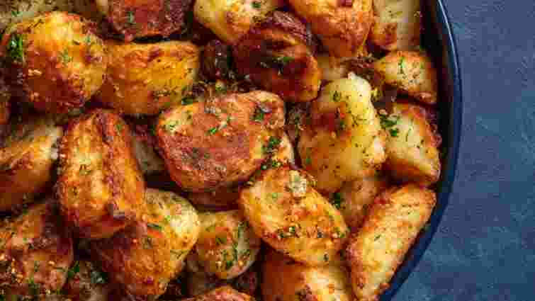 Апетитна й ароматна: як запекти картоплю, що скоринка була хрустка