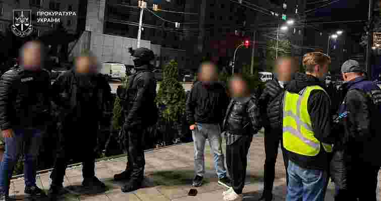 У Києві затримали чоловіка та жінку за вимагання 20 тис. доларів за вихід з ТЦК