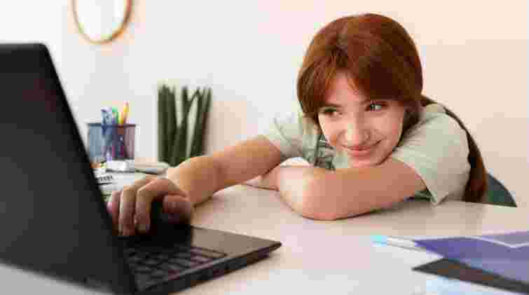 Для українських школярів та вчителів запустили безкоштовні курси з ШІ