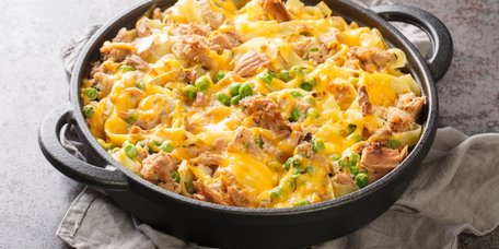 Запечена паста з тунцем і горошком. Рецепт дня