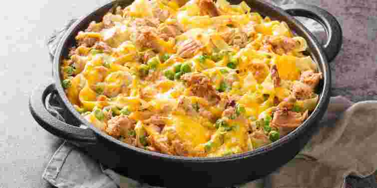 Запечена паста з тунцем і горошком. Рецепт дня