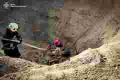 28-річного чоловіка засипало землею під час копання колодязя на Хмельниччині 