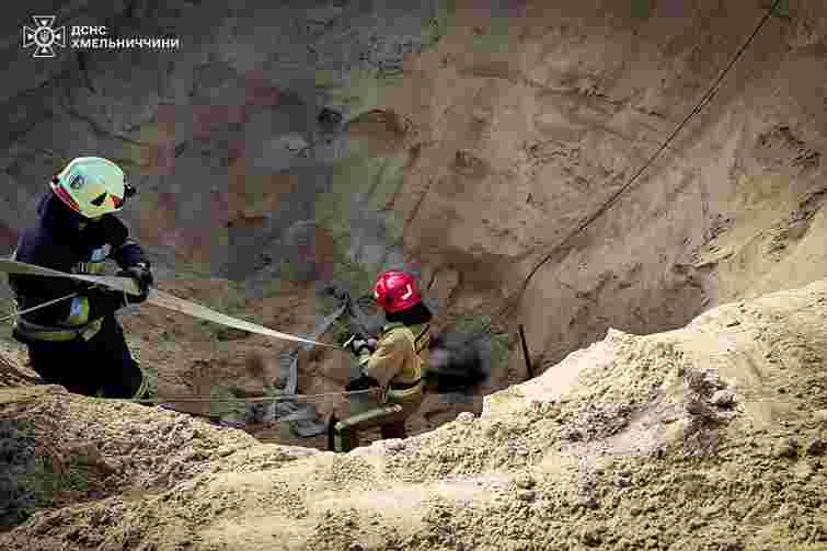 28-річного чоловіка засипало землею під час копання колодязя на Хмельниччині 
