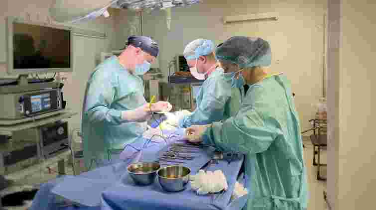 Зі шлунка 13-річної дівчини лікарі дістали 35-сантиметровий клубок волосся  