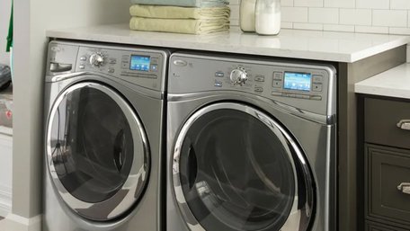 Це має знати кожен: чому не можна митися, коли працює пральна машинка