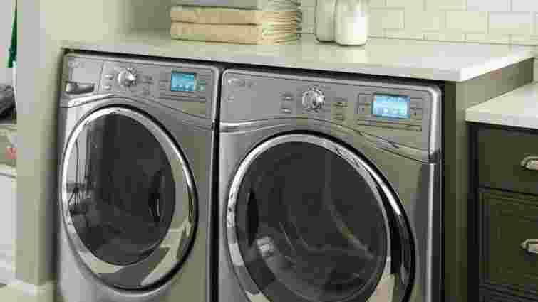 Це має знати кожен: чому не можна митися, коли працює пральна машинка
