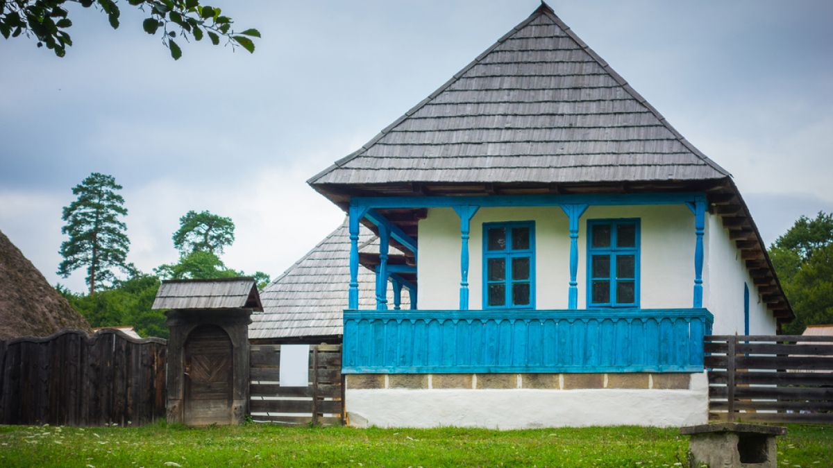 Комфорт і доступність: чому в Румунії досі будують глиняні будинки та як вони виглядають