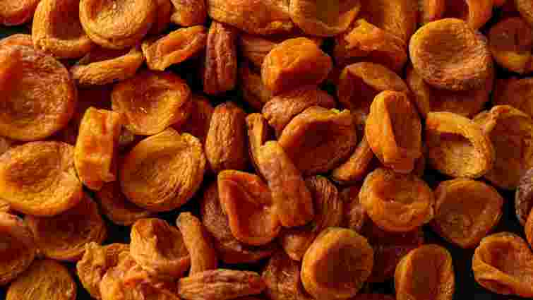 Простого полоскання недостатньо: як правильно мити сухофрукти