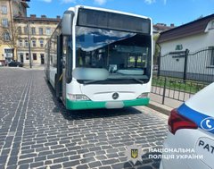 Під час руху в міській маршрутці Львова травмувалась пасажирка