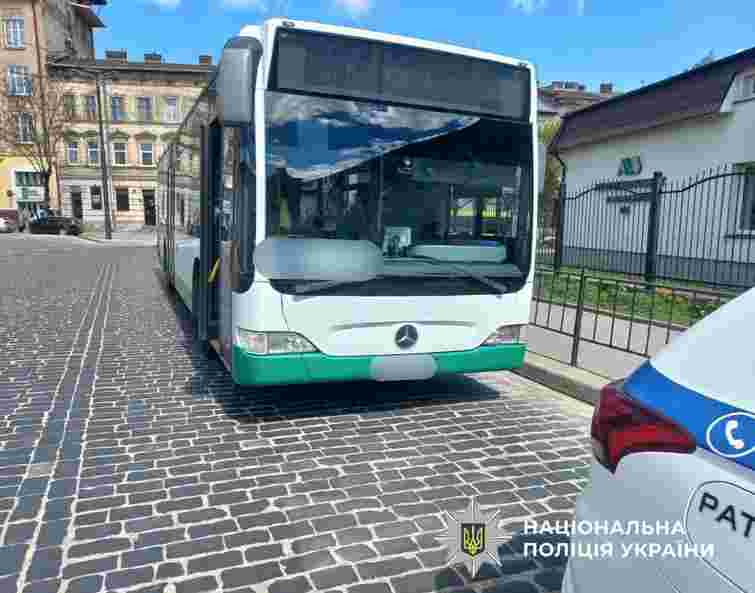 Під час руху в міській маршрутці Львова травмувалась пасажирка