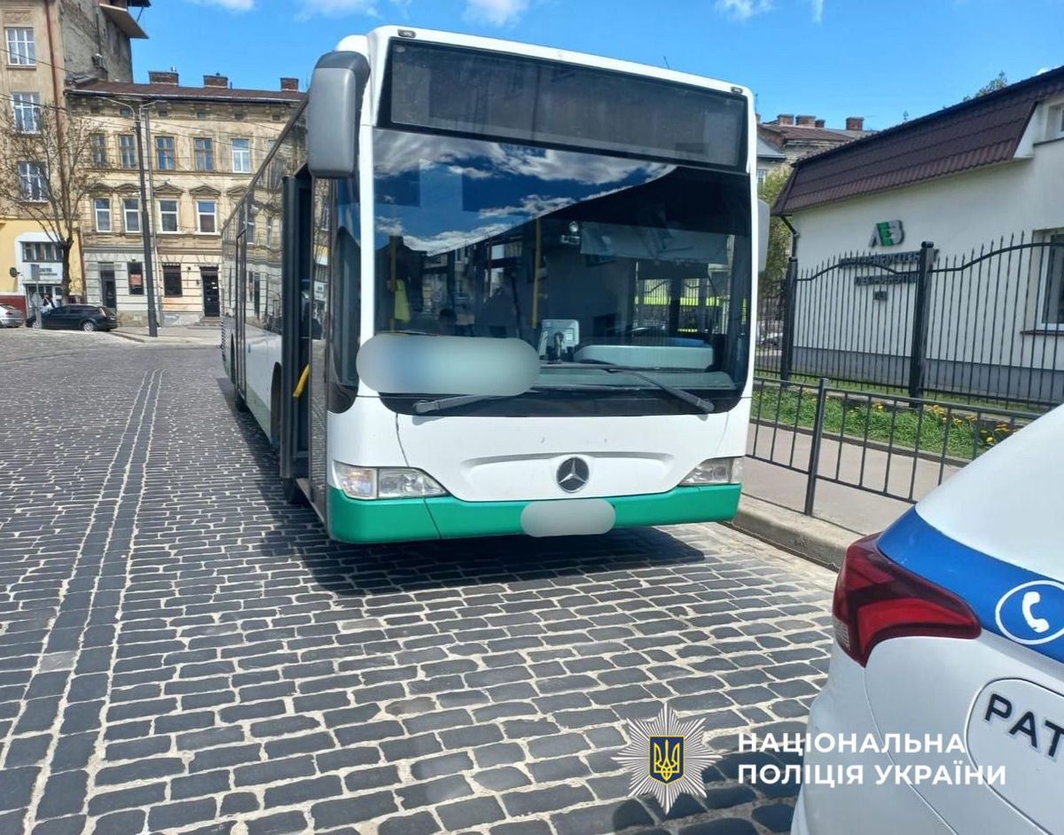 Під час руху в міській маршрутці Львова травмувалась пасажирка
