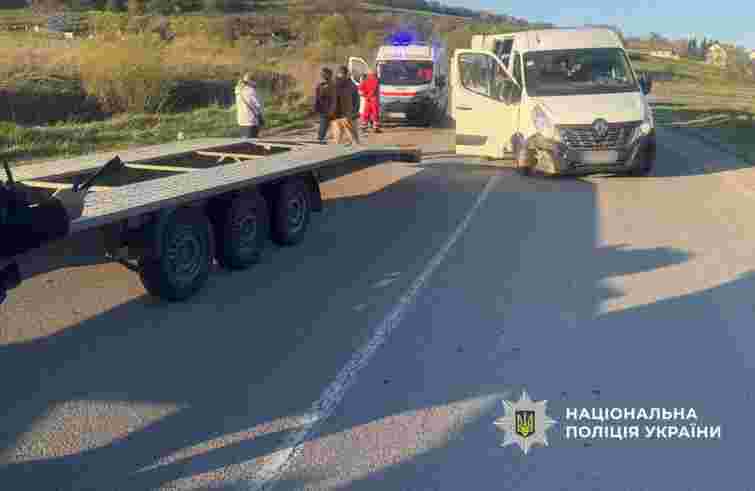 Пʼятеро людей травмувались у ДТП із мікроавтобусом на Львівщині