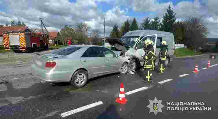 На Львівщині внаслідок зіткнення двох автомобілів четверо людей потрапили до лікарні