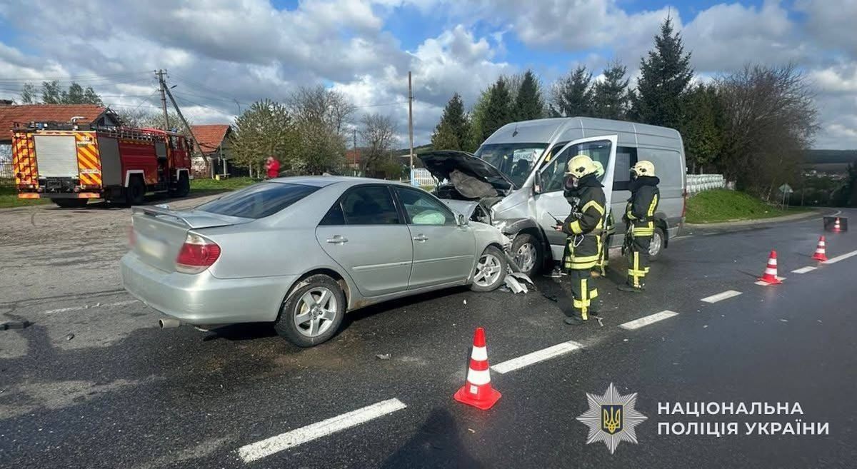 На Львівщині внаслідок зіткнення двох автомобілів четверо людей потрапили до лікарні
