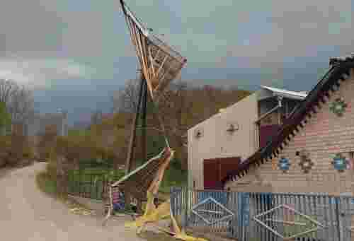 Сильний вітер зірвав дах з районної лікарні на Тернопільщині