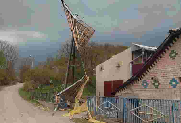 Сильний вітер зірвав дах з районної лікарні на Тернопільщині