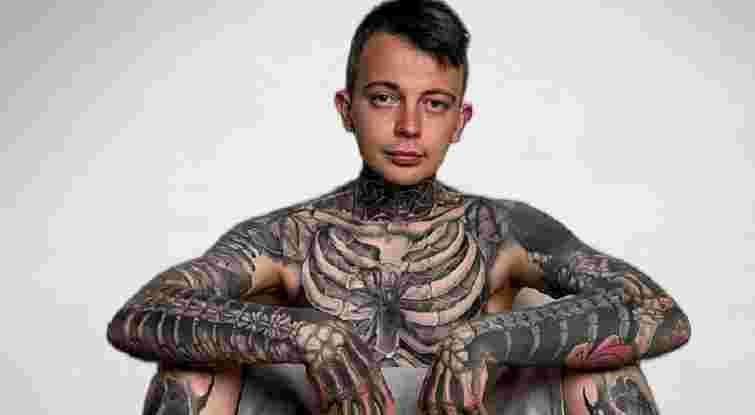 28-річний дрогобичанин встановив світовий рекорд, зробивши на своєму тілі 230 татуювань кісток