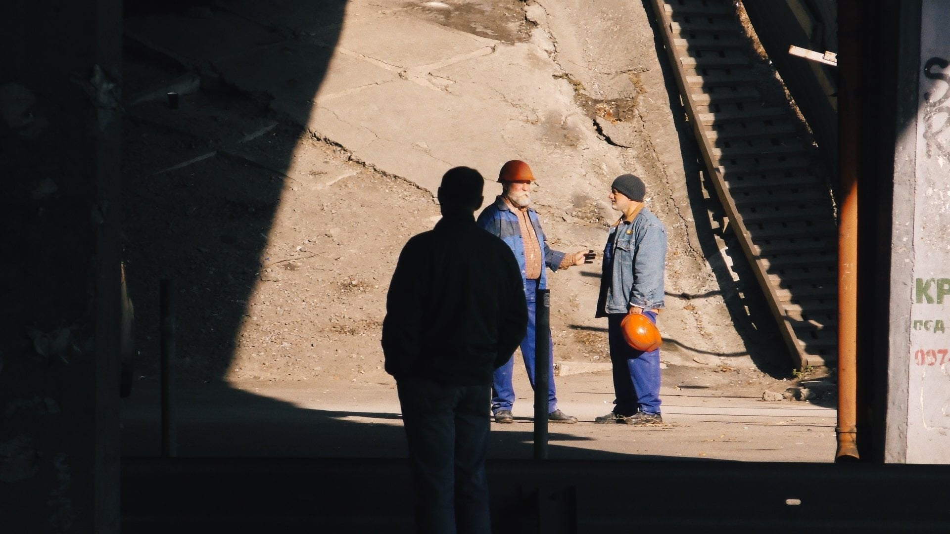 Один з учасників національного конкурсу «Роздуми про мир під час повітряного нальоту» (кадр з фільму) 