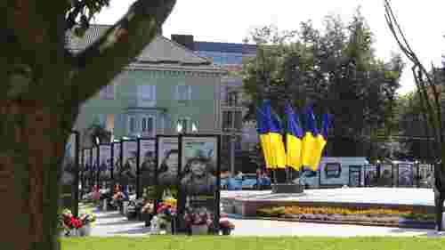 Військовий під час СЗЧ танцював біля портретів загиблих захисників у Рівному 