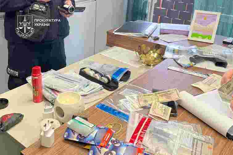 На Закарпатті викрили масштабну аферу поповнення банкоматів сувенірними купюрами