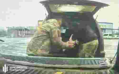 На Донеччині ДБР викрило військового на спробі продати кулемети