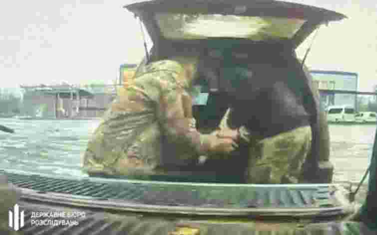 На Донеччині ДБР викрило військового на спробі продати кулемети