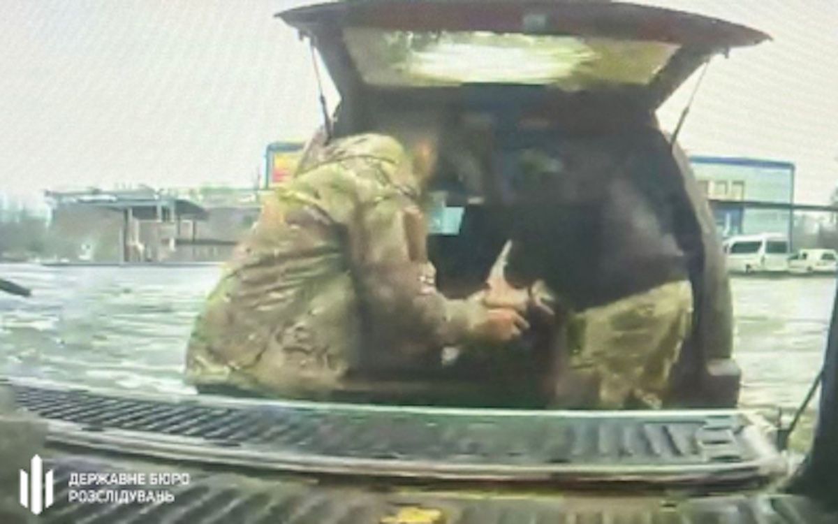На Донеччині ДБР викрило військового на спробі продати кулемети