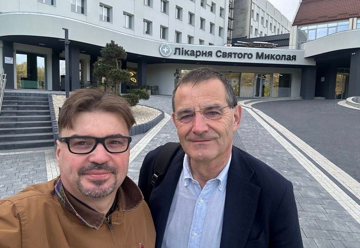 Хірург Андрій Дворакевич (на фото ліворуч) з професором з Польщі Даріушом Патковським