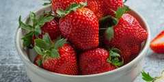 Перші весняні ягоди: чи варто ранню полуницю включати у раціон і скільки ягід можна з’їсти