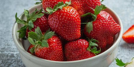 Перші весняні ягоди: чи варто ранню полуницю включати у раціон і скільки ягід можна з’їсти