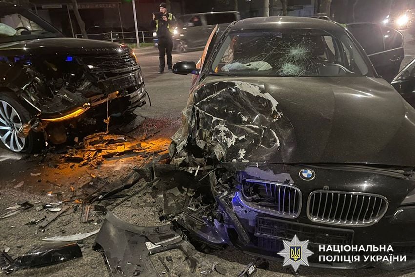 Пошкоджені внаслідок лобового зіткнення BMW та Range Rover (фото поліції)