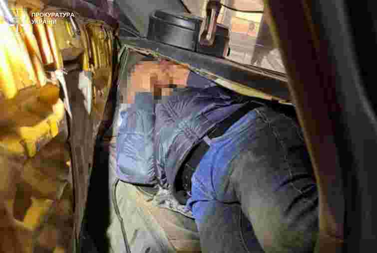 На Львівщині батько намагався вивезти сина в СЗЧ у Польщу в сховку автомобіля