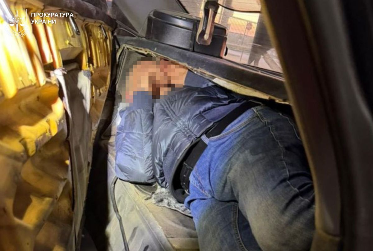 На Львівщині батько намагався вивезти сина в СЗЧ у Польщу в сховку автомобіля