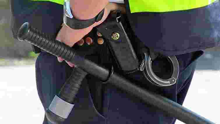 Експоліцейського позбавили звання через побиття відвідувача кафе на Закарпатті